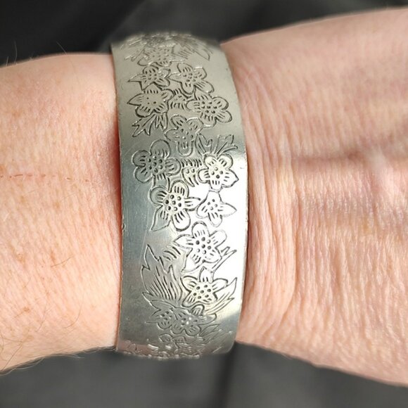 80s Leonard Pewter "Larkspur" Floral Etched  Cuff Bracelet Vintage 6 1/4" - Picture 5 of 7